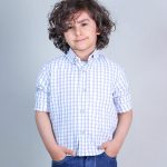 نمای روبه‌رو پیراهن چهارخانه پسرانه 313 رنگ زرشکی آبی کرم یقه کلاسیک
