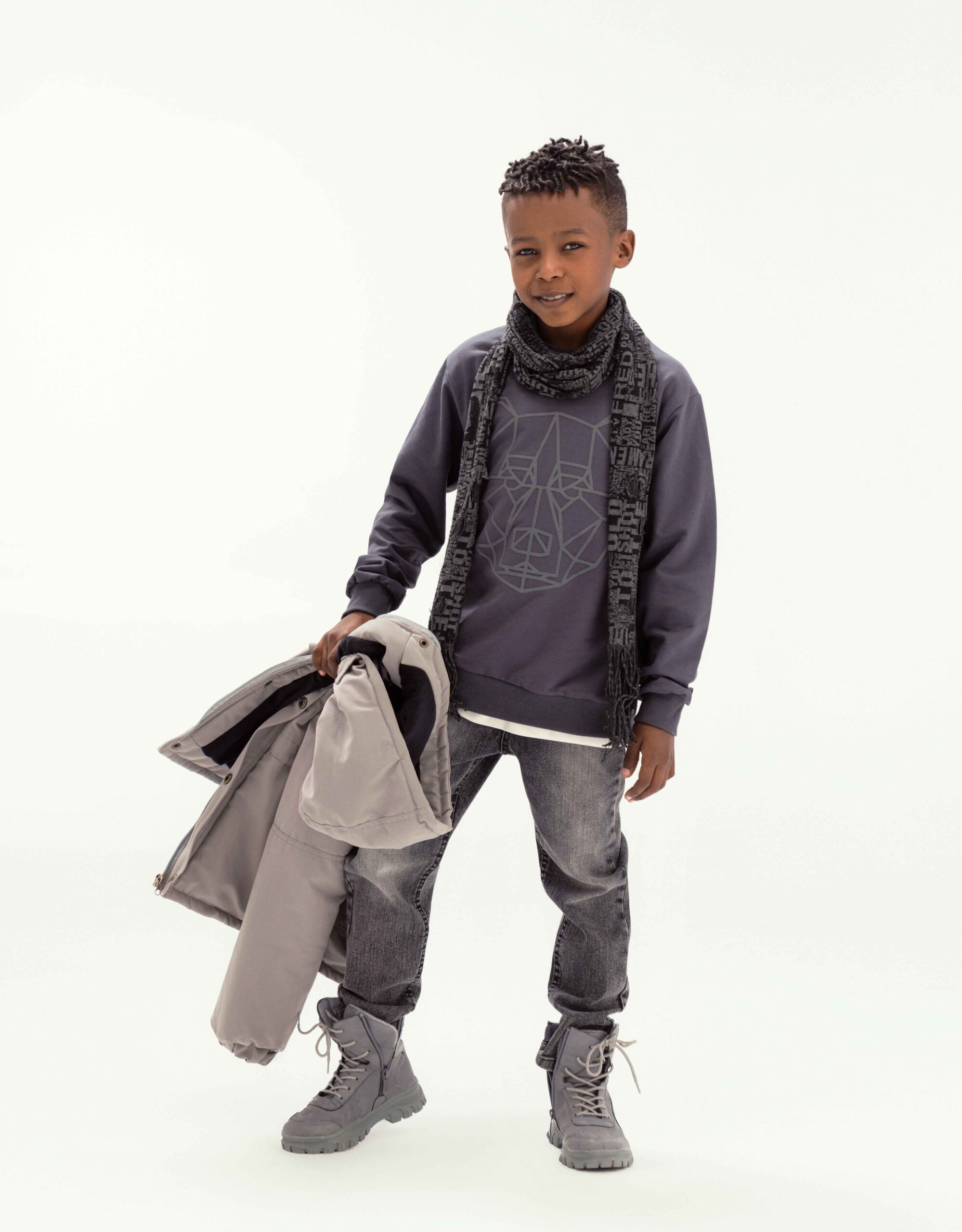 بلوز دورس آستین بلند پسرانه طرح خرس رنگ قرمز و ذغالی – نمای روبه‌رو مناسب ۱ تا ۱۵ سال